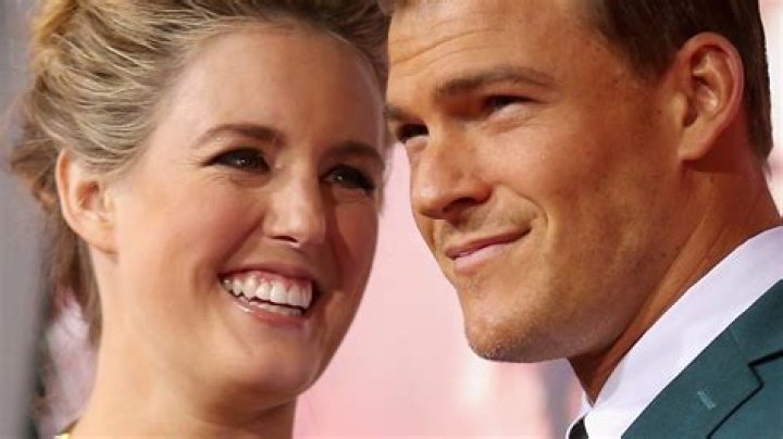 10 Celebrities Who Married Their High School Sweethearts