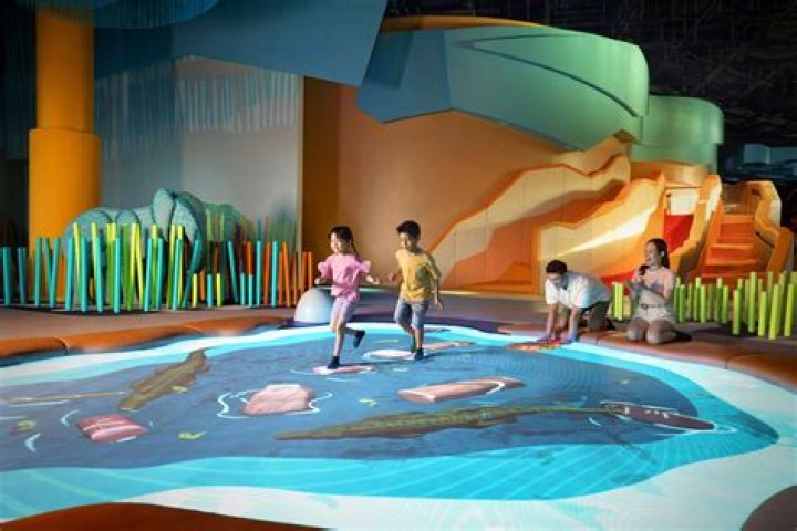 Star: Bella Hadid & Leonardo DiCaprio exchanged numbers at Cannes