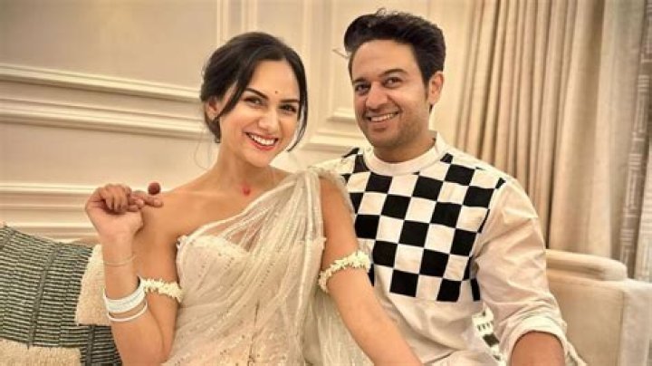 Akanksha Chamola - Age, Family, Bio