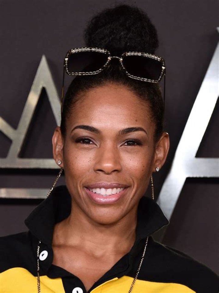 Angela Lewis - Age, Family, Bio