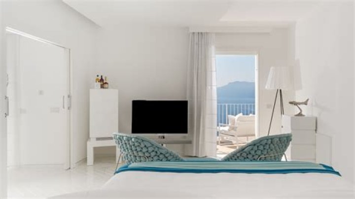 Angelina Jolie helps get “Villa Angelina” apartments for Bosnian refugees