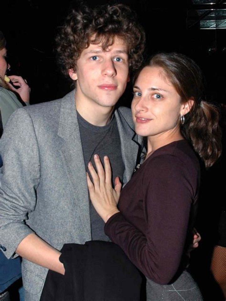 Insight on the life of Anna Strout, wife of Jesse Eisenberg! Know about her parents, relationship, children, marriage and net worth