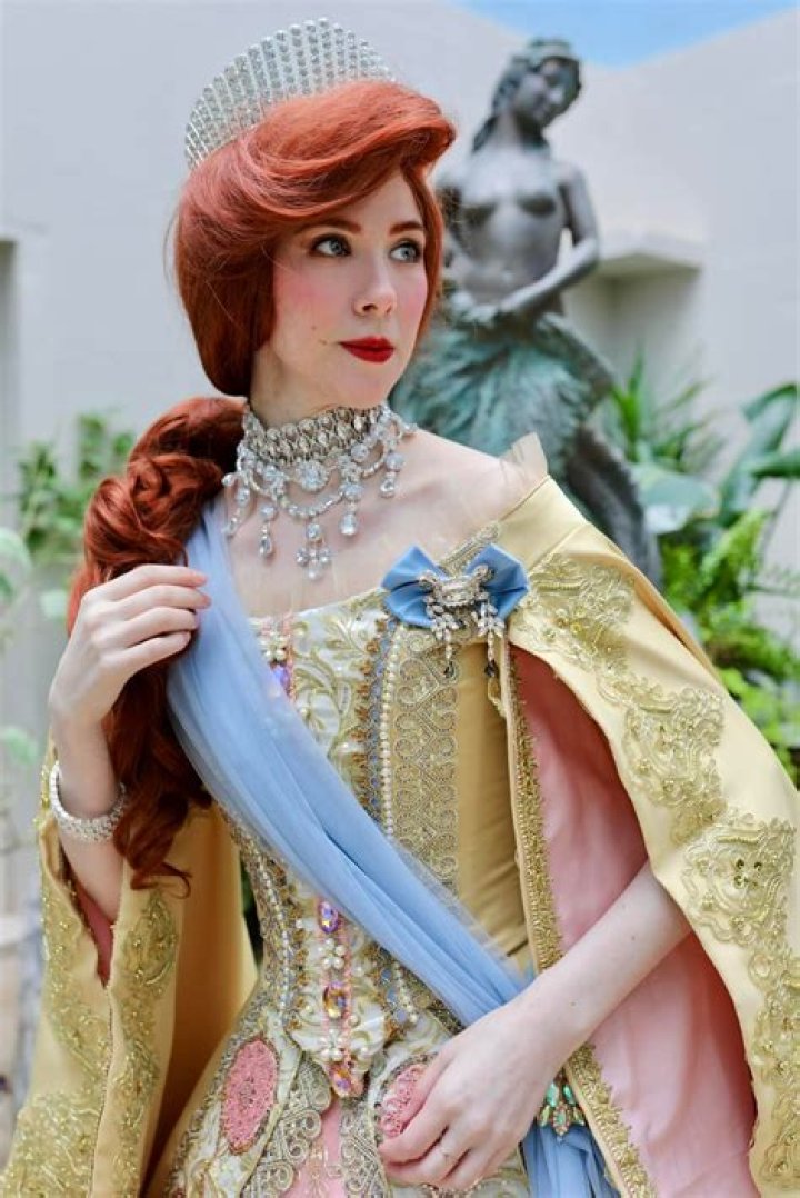 Asta Darling - Age, Family, Bio