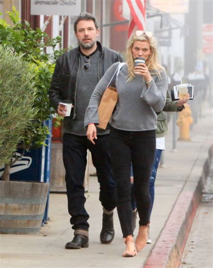 Ben Affleck & girlfriend Lindsay Shookus spotted looking for a house together