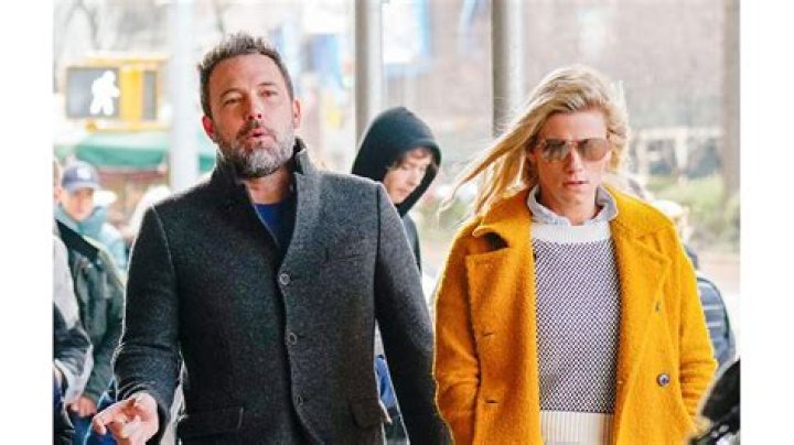 Ben Affleck & Lindsay Shookus had a grumpy date night, X17 claims she’s ‘hiding a bump’