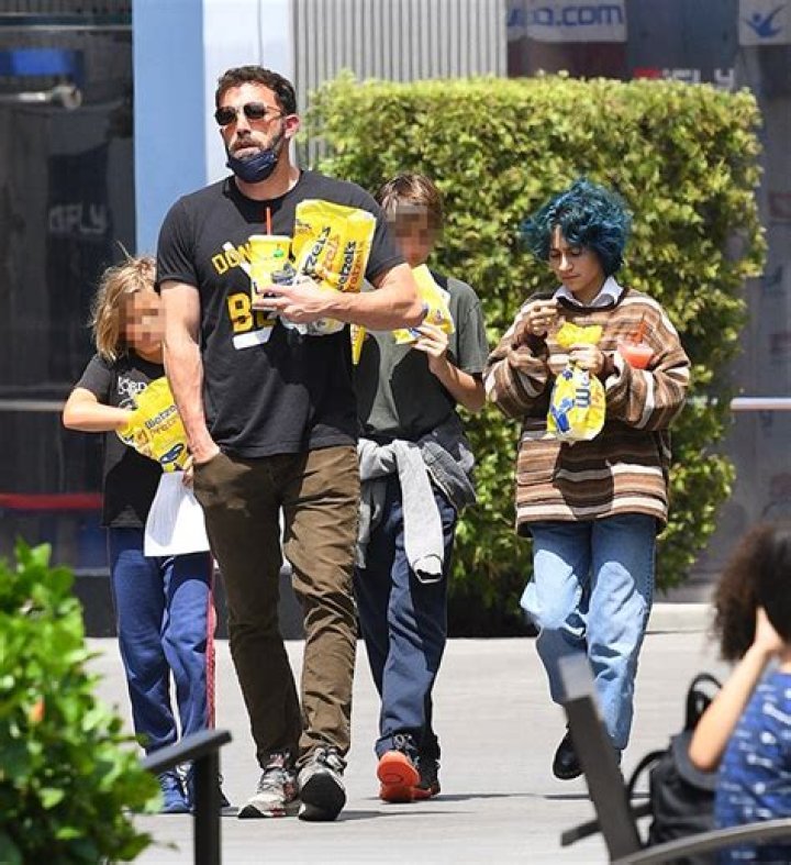 bitchy | Ben Affleck takes his kids and J-Lo’s daughter Emme to Universal CityWalk