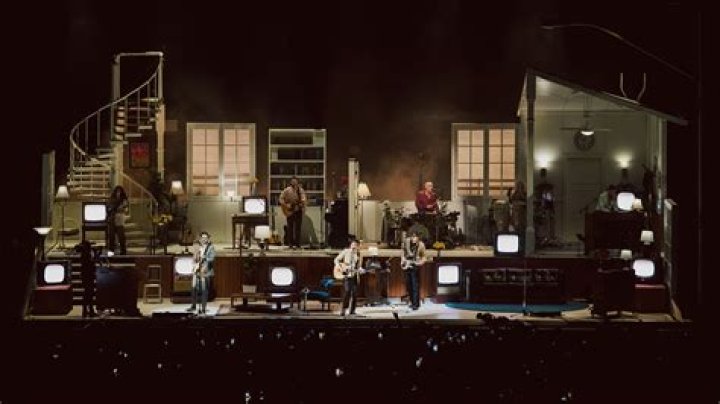 Blake Shelton Brings Military Family On Stage at San Diego Concert