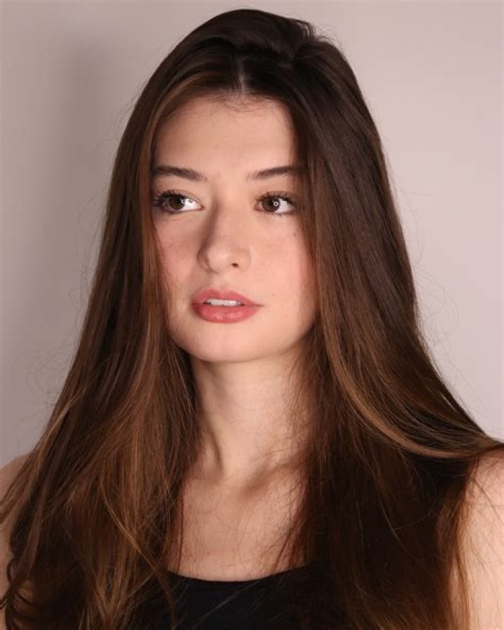 Bruna Lubke - Age, Family, Bio