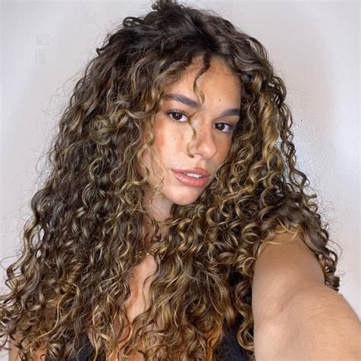 Bruna Mariani - Age, Family, Bio