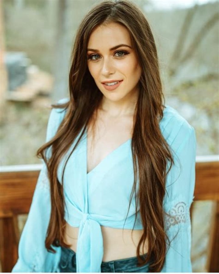 Caitlin Beadles - Age, Family, Bio