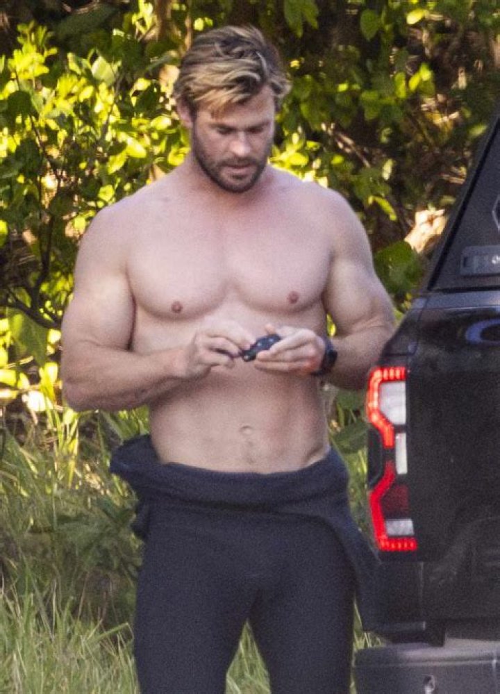 Chris Hemsworth talks about feeling “naked” without his ‘Thor’ hammer
