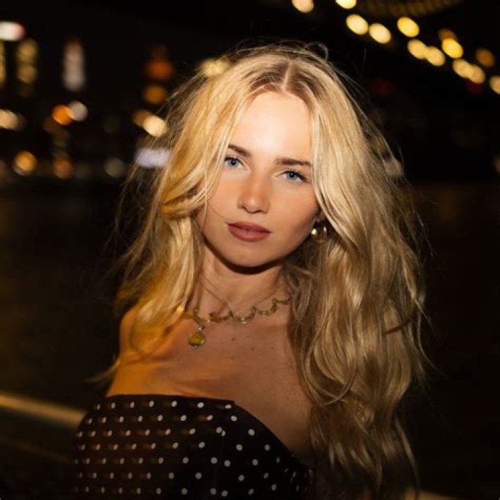 Claire Rosinkranz - Age, Family, Bio