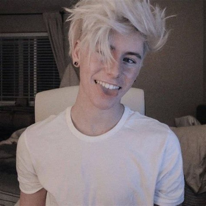 Conner Dennis - Age, Family, Bio