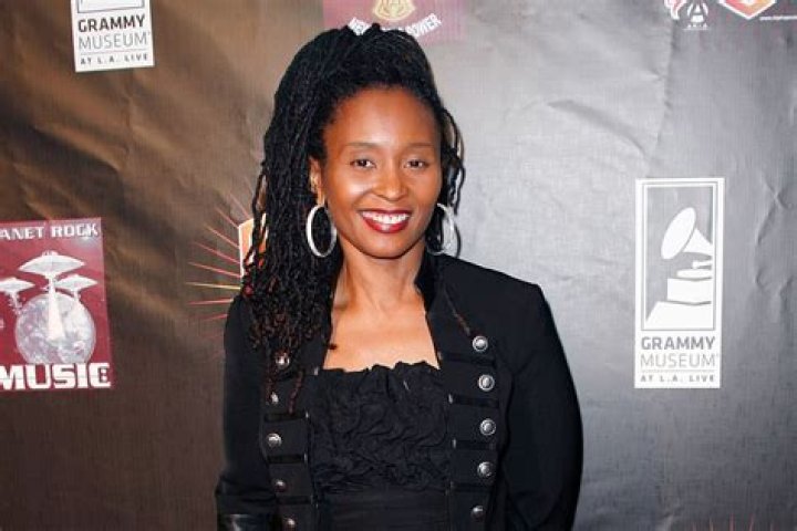 Dee Barnes - Age, Family, Bio
