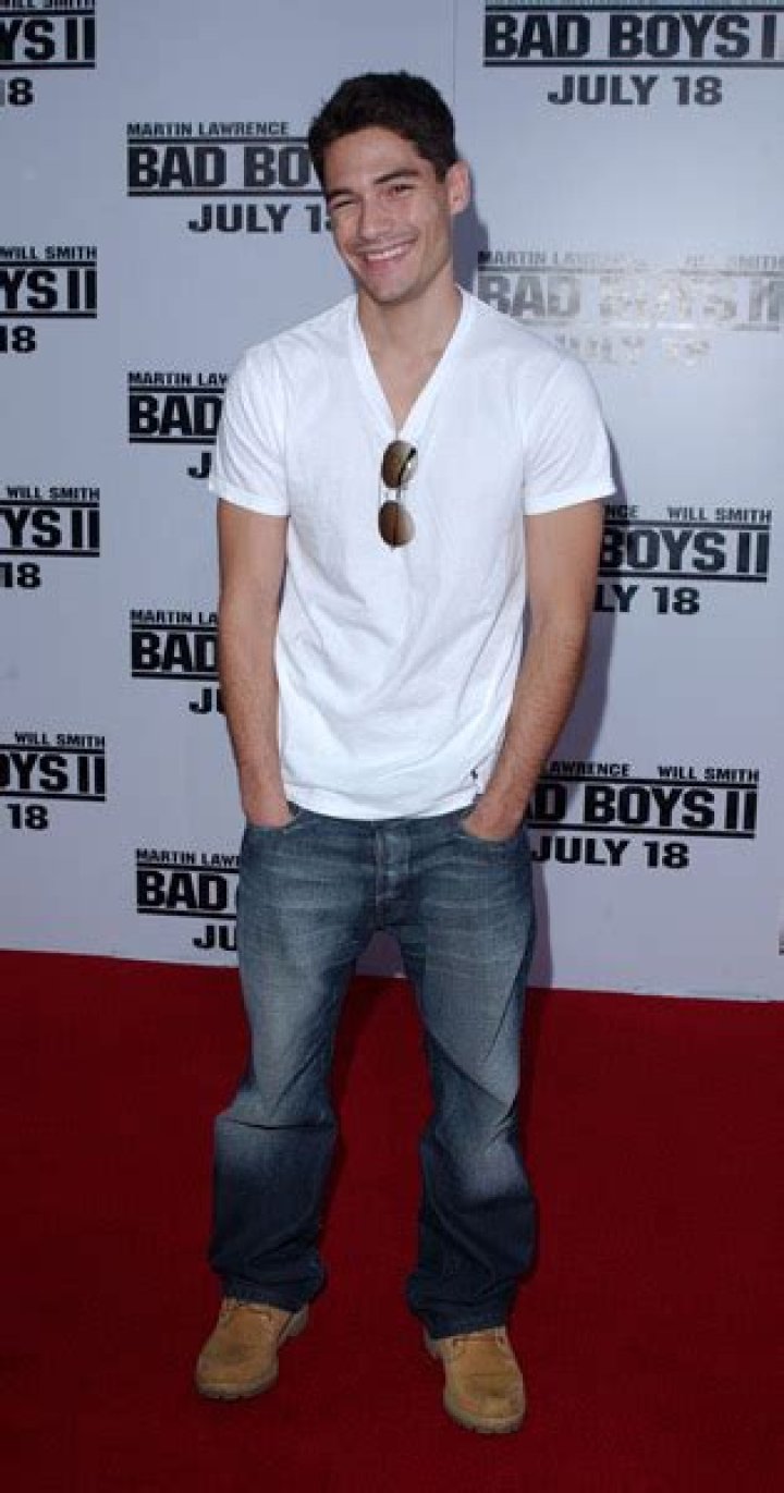 D.J. Cotrona Height - CelebsHeight.org