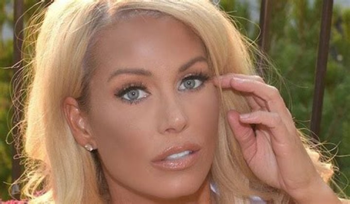 Elle Johnson - Age, Family, Bio