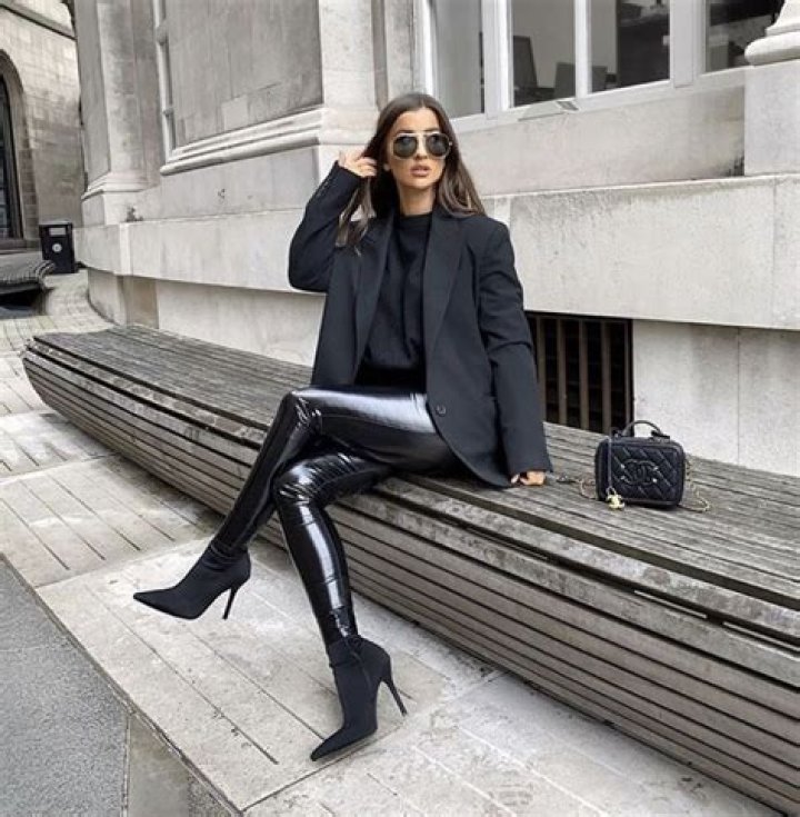 Elle Macpherson is 47 years old, flawless & wearing rubber pants