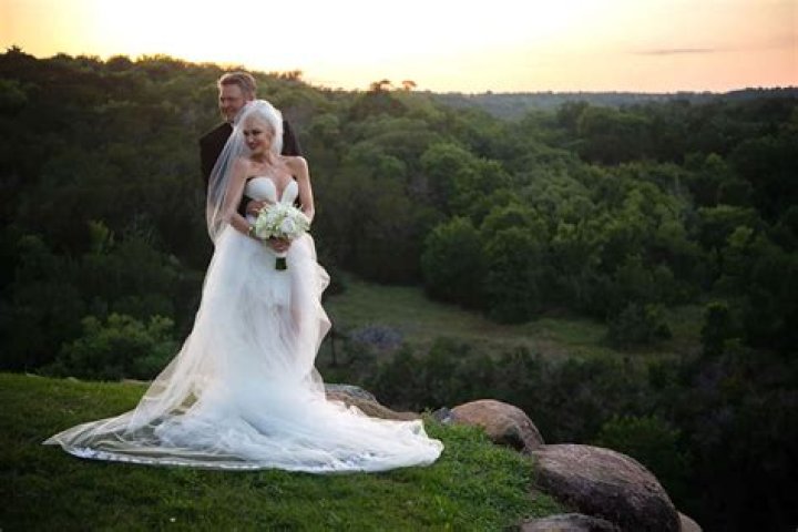 Gwen Stefani & Blake Shelton got married this weekend on his Oklahoma ranch