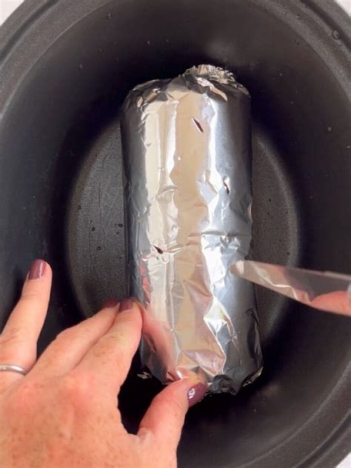How do you make a foil collar in a slow cooker?