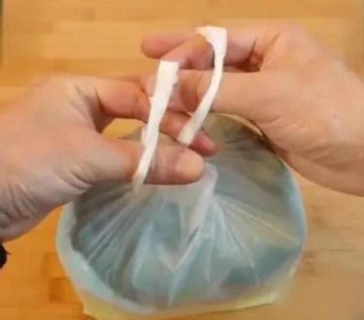 How do you tie a plastic bag?