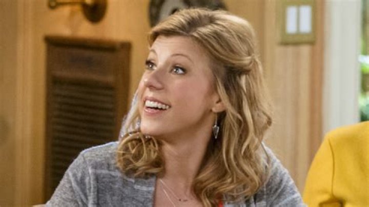 
Is Jodie Sweetin Gay? Age, Height, Net Worth 