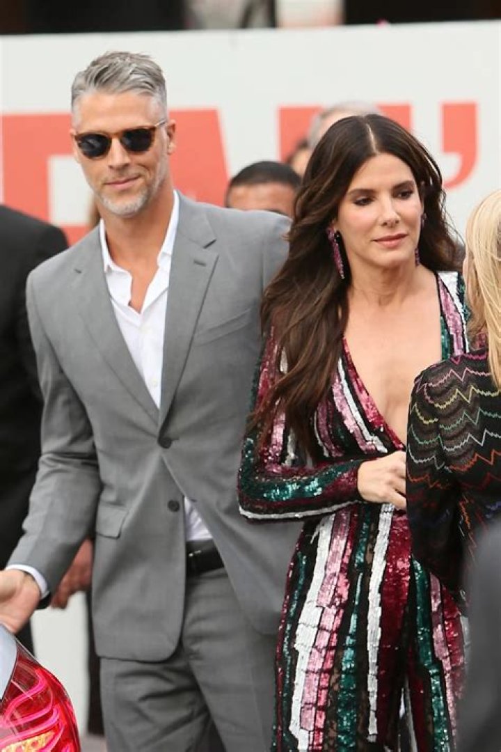 Is Sandra Bullock about to drop $10 mil on a bar for her new boyfriend?