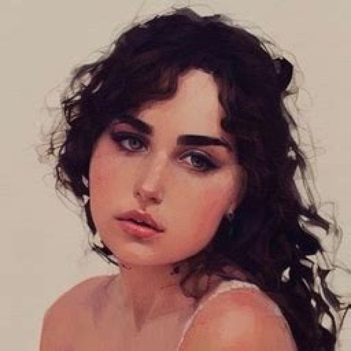 Julia Hava - Age, Family, Bio