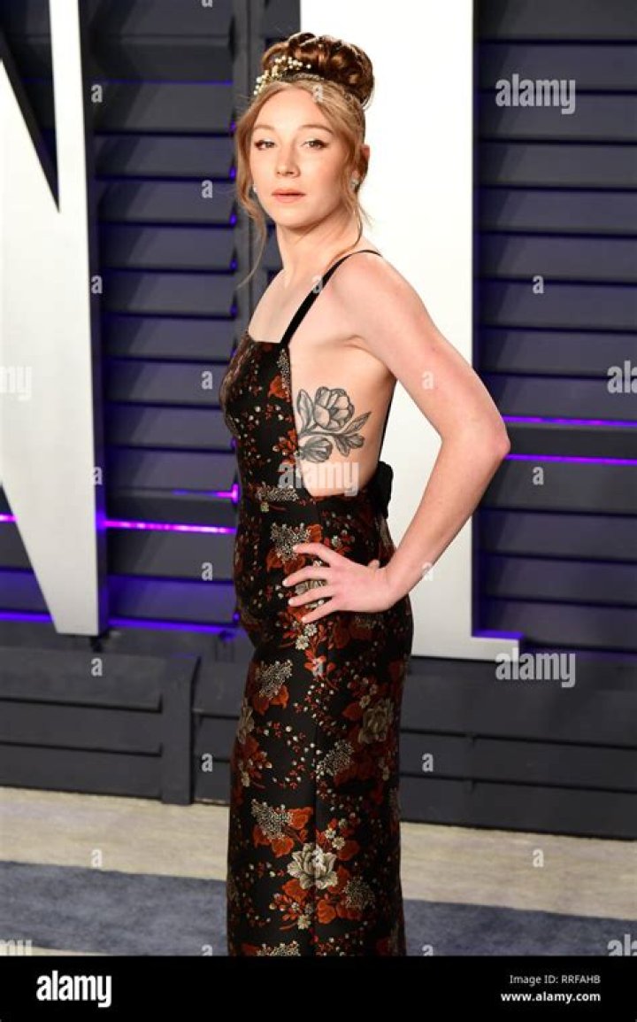 Is American actress Kayli Carter In Relationship or Single?