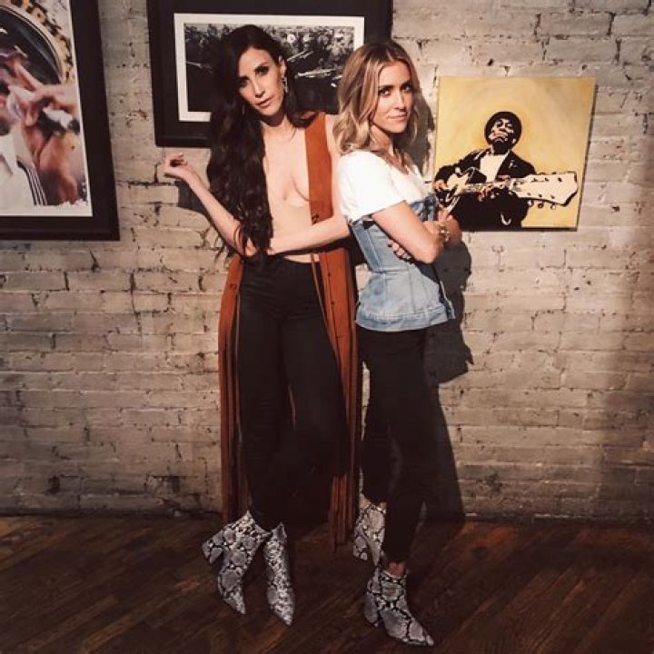 Know the Relationship Status and Net Worth of Velvet Edge owner, Kelly Henderson