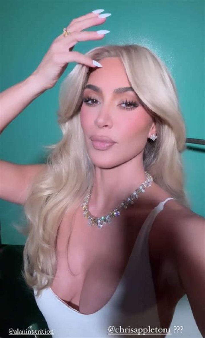 Kim Kardashian goes blonde… sorta