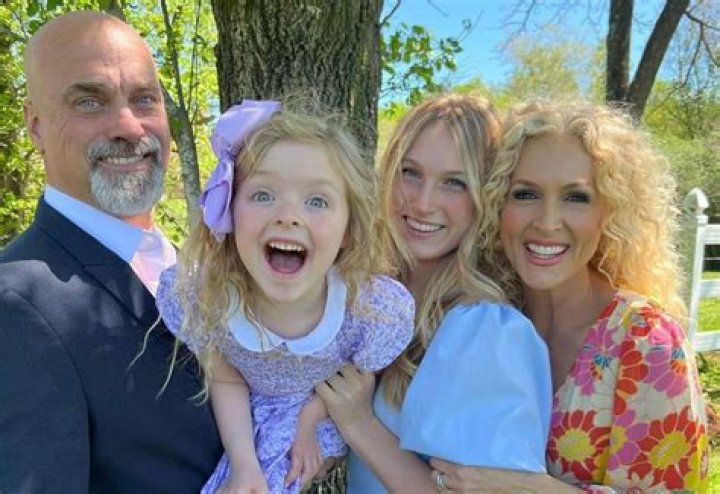 Kimberly Schlapman from the band Little Big Town is also a chef! Know more about her career, cooking, marriage and 2017 adoption