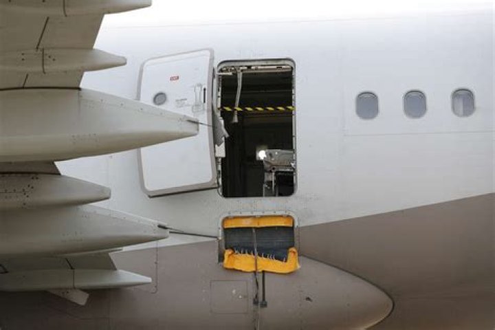 Lance Armstrong gets drunk on an airplane, is described as an assh*le