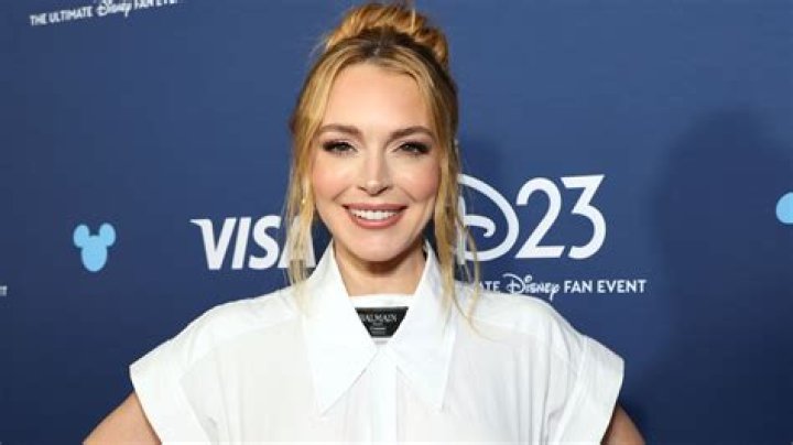 Lindsay Lohan spends New Year’s Eve crack-tweeting & being sketchy