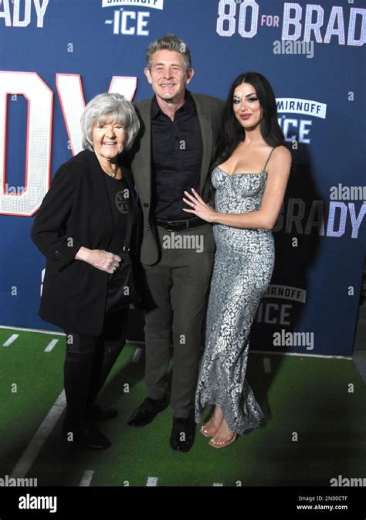 Know the Relationship Status and Net Worth of Celebrity Mother, Lorraine Nash