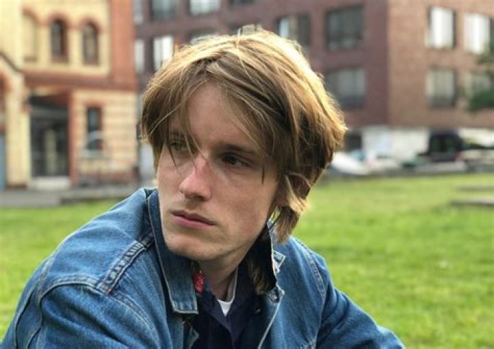 Louis Hofmann Parents – Who Are Marov and Shefna Hofmann? Siblings And Ethnicity