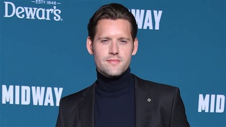 Luke Kleintank is not Married to Wife. Dating a girlfriend: Christina Vignaud