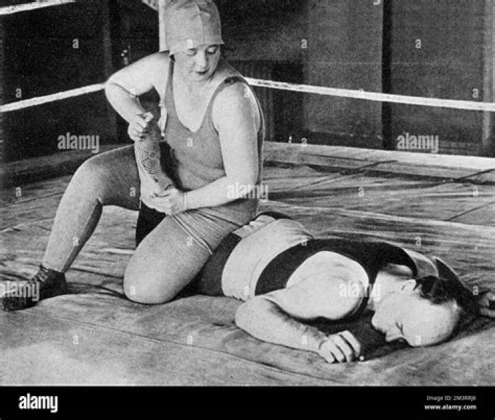 Wrestlers Born May 26 | Famous Birthdays