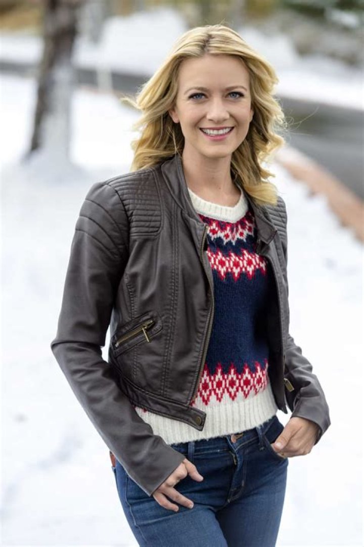 
Meredith Hagner Wiki, net worth. Who is Wyatt Russell fiancée? 