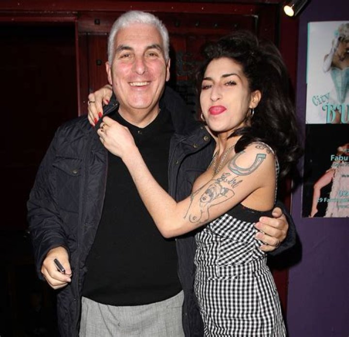 	Amy Winehouse was in the hospital because her breast implants are leaking	