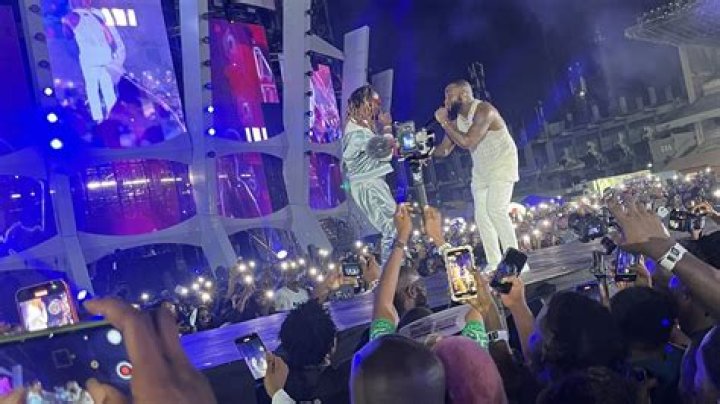 
Moment Wizkid Paid Tribute To Davido’s Son At Concert In New York 