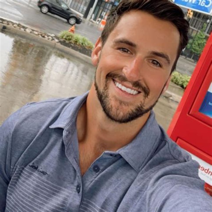 Who is former ice hockey player Nic Kerdiles Girlfriend?