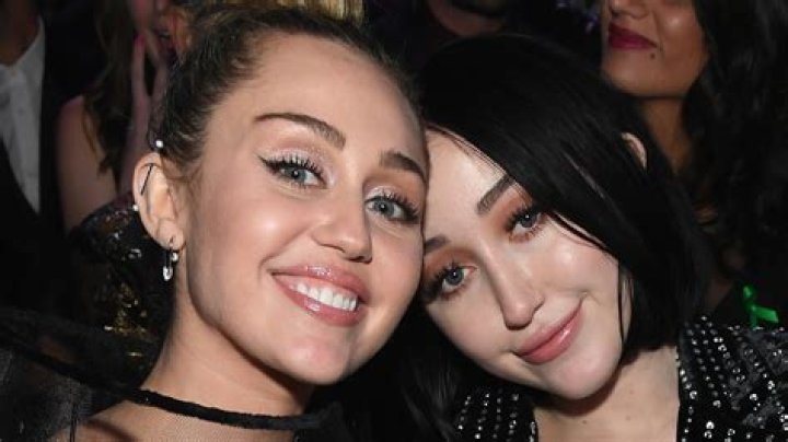 Noah Cyrus relationship with sister Miley Cyrus! Is she together with Lil Xan?