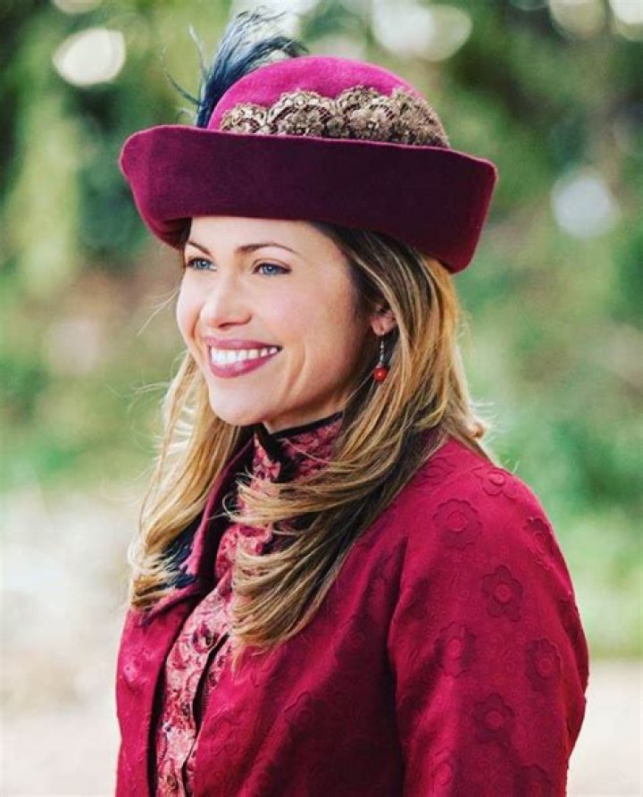 Pascale Hutton Bio (Wiki) 