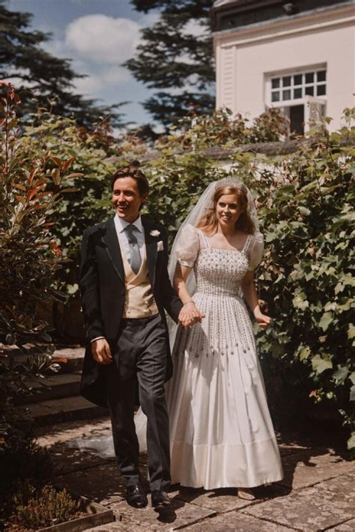 Princess Beatrice & Edoardo Mapelli Mozzi’s wedding portraits are here