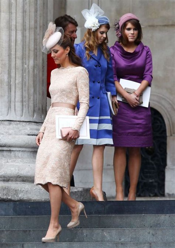 Princess Eugenie & Beatrice are trying to mean-girl Duchess Kate