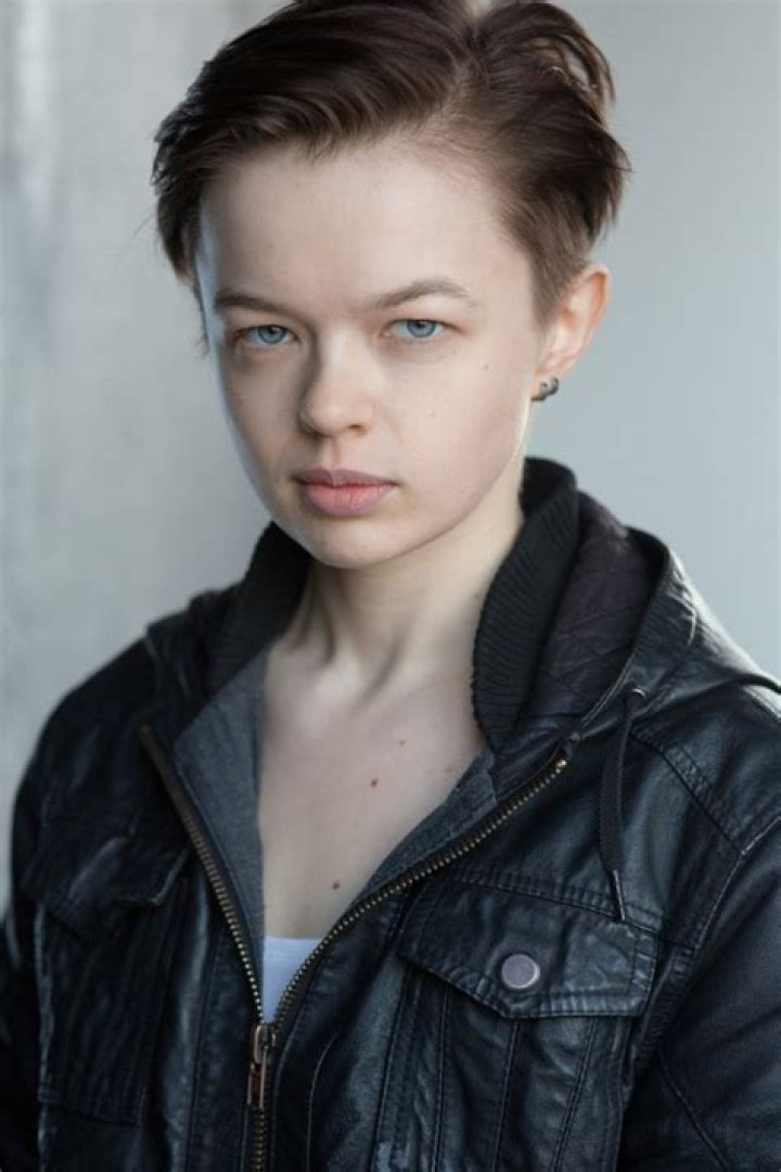 Robyn Holdaway - Age, Family, Bio