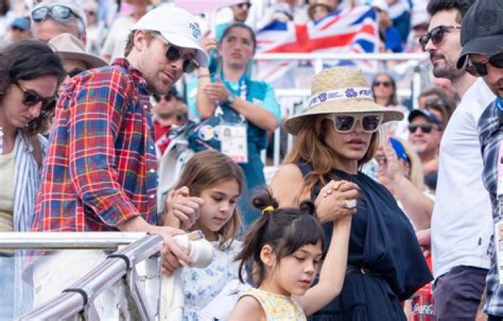 Ryan Gosling is bangin’ Eva Mendes now, he took her to Disneyland