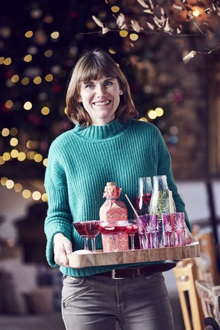 Sarah Moore - Age, Family, Bio