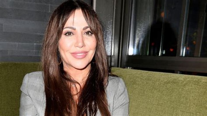 Snooki knows what she’s doing by posting photo drinking wine with newborn