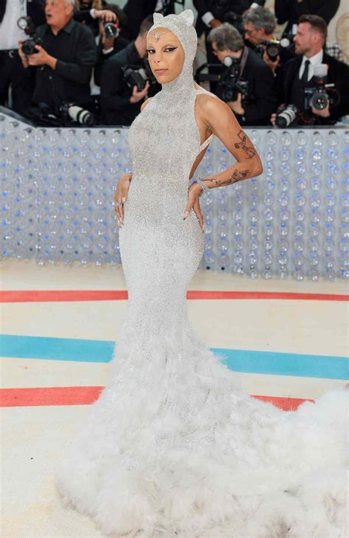 Star: Miley Cyrus ‘snorted white powder off the back of the toilet’ at the Met Gala